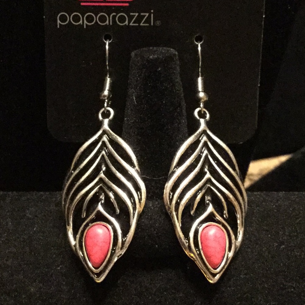 Catch a Fall Vibe w/these Leaf Inspired Earrings.